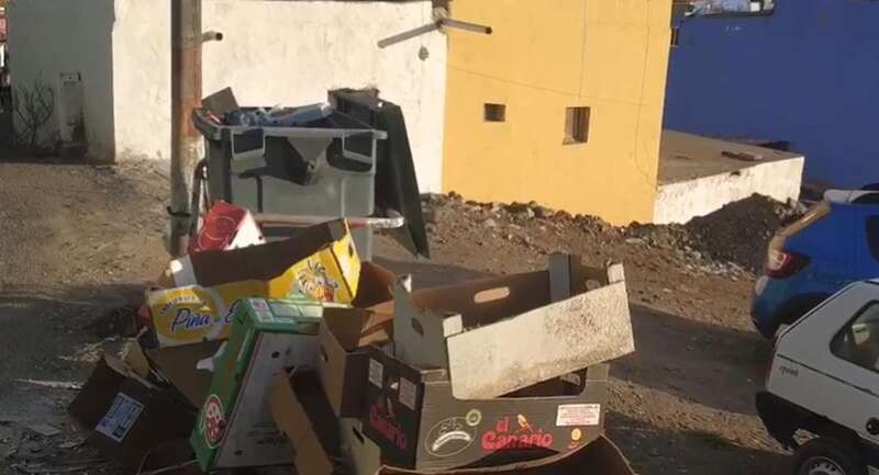 Basura en una calle de Jinámar (Foto TA)